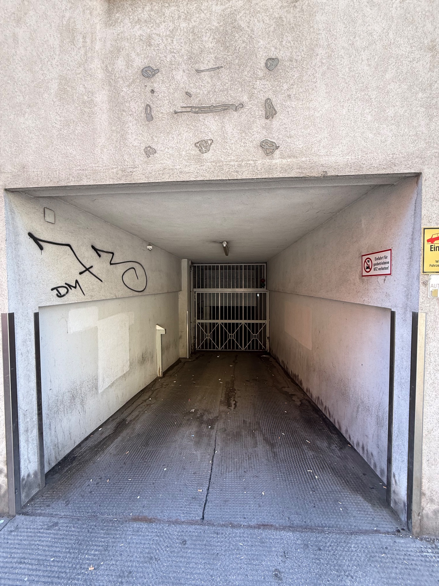 Gepflegte Tiefgarage mit automatischem Tor in Favoriten, 1100 Wien Bild 4